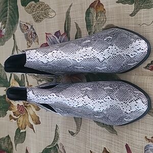 NWT Women's Sz 7 Snake print Ankle Boots